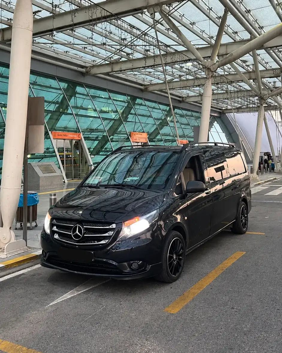 Havalimanı terminali önünde bekleyen siyah Mercedes Vito