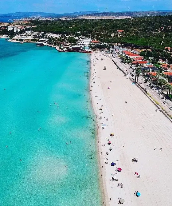 Çeşme'de turkuaz deniz ve uzun kumsalın havadan görünümü