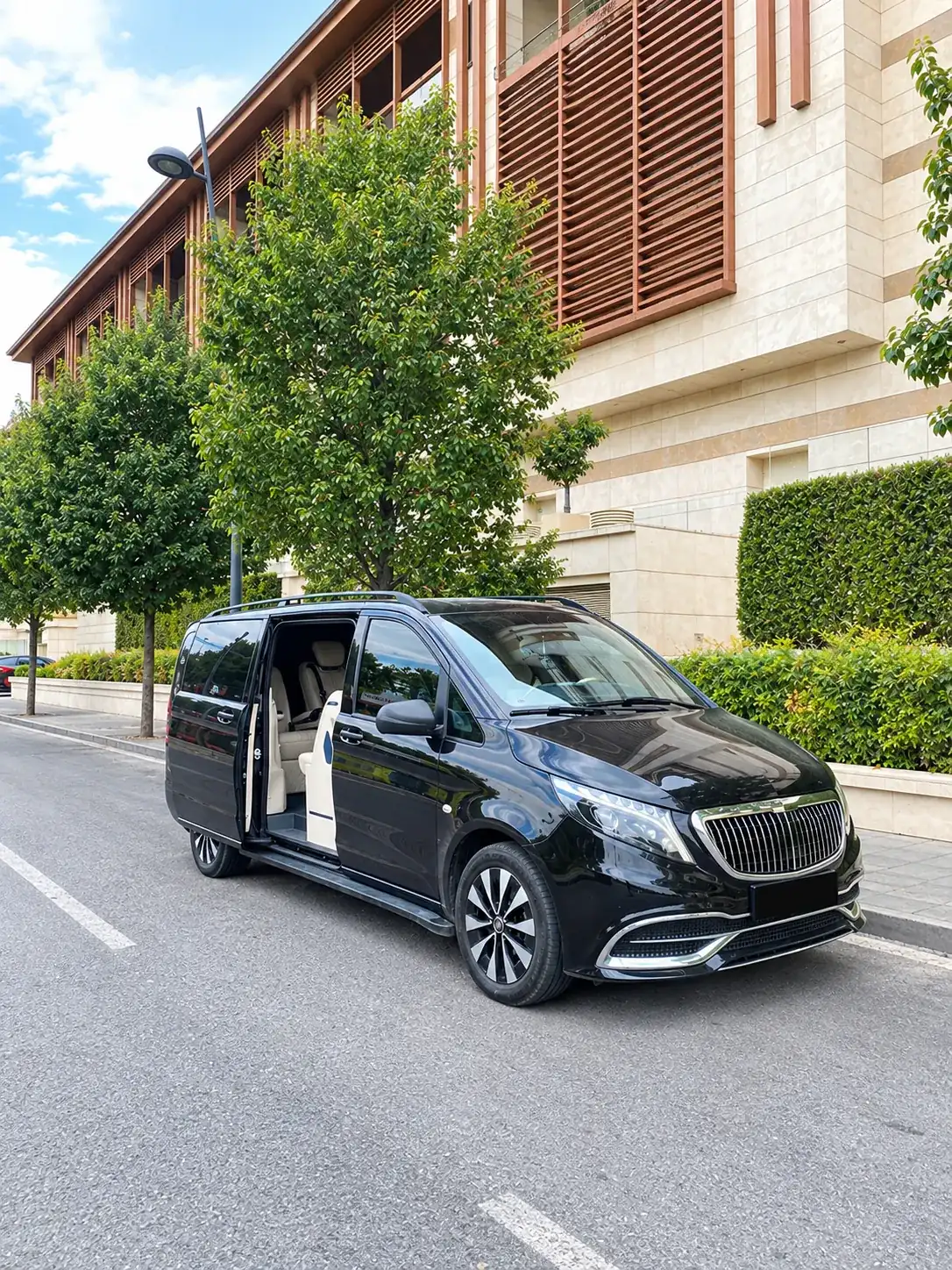 Şehir içinde park halinde siyah Mercedes Vito VIP, yan kapısı açık